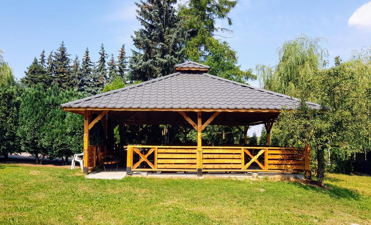 Willa-Restauracja Victoria Ostrowiec Świętokrzyski Esterno foto
