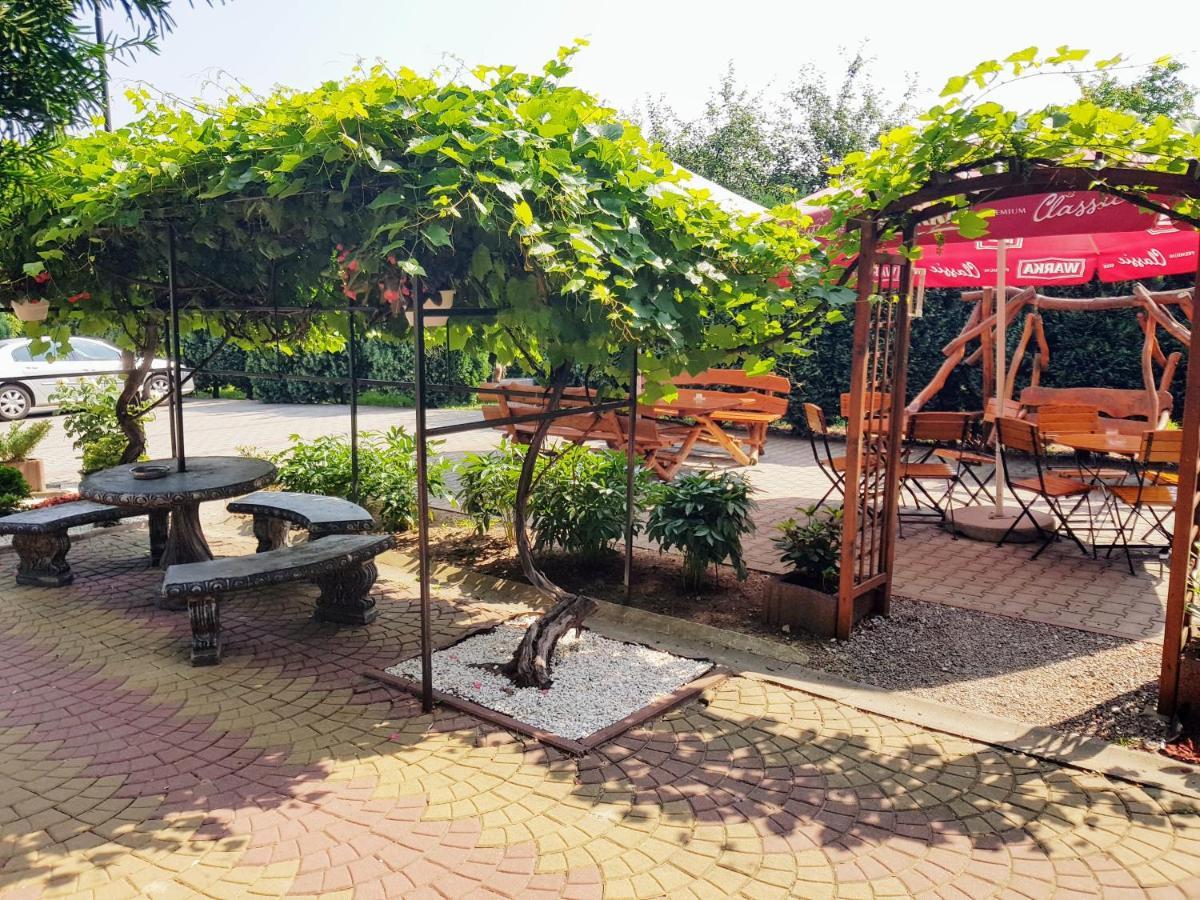 Willa-Restauracja Victoria Ostrowiec Świętokrzyski Esterno foto