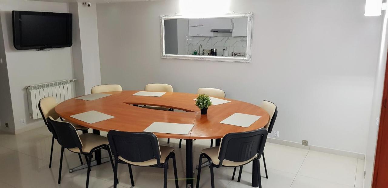 Willa-Restauracja Victoria Ostrowiec Świętokrzyski Esterno foto