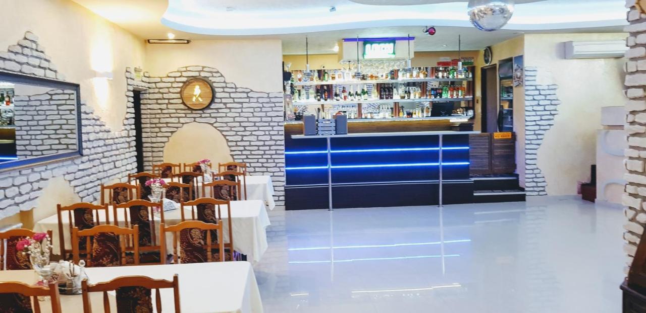 Willa-Restauracja Victoria Ostrowiec Świętokrzyski Esterno foto
