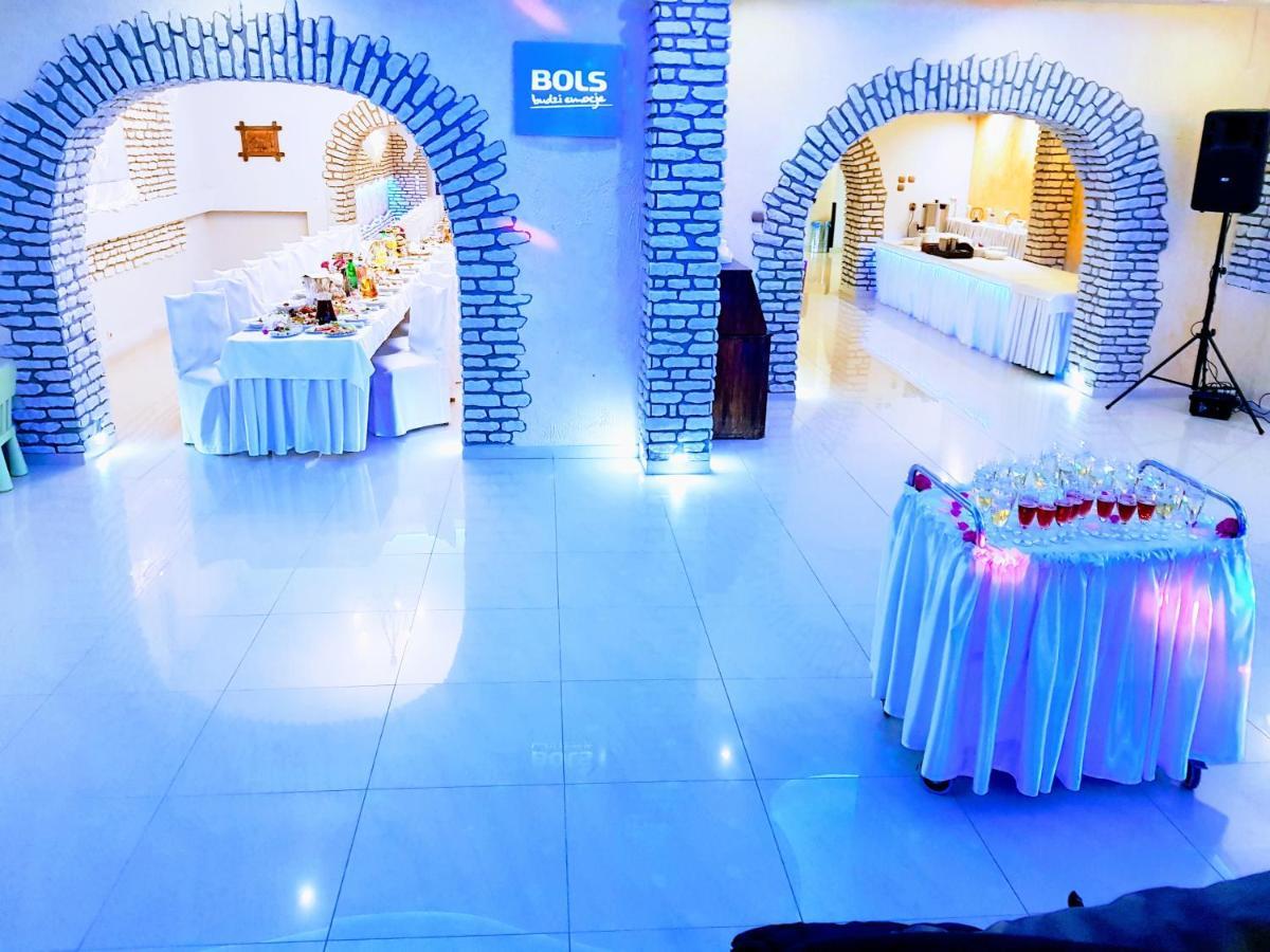 Willa-Restauracja Victoria Ostrowiec Świętokrzyski Esterno foto