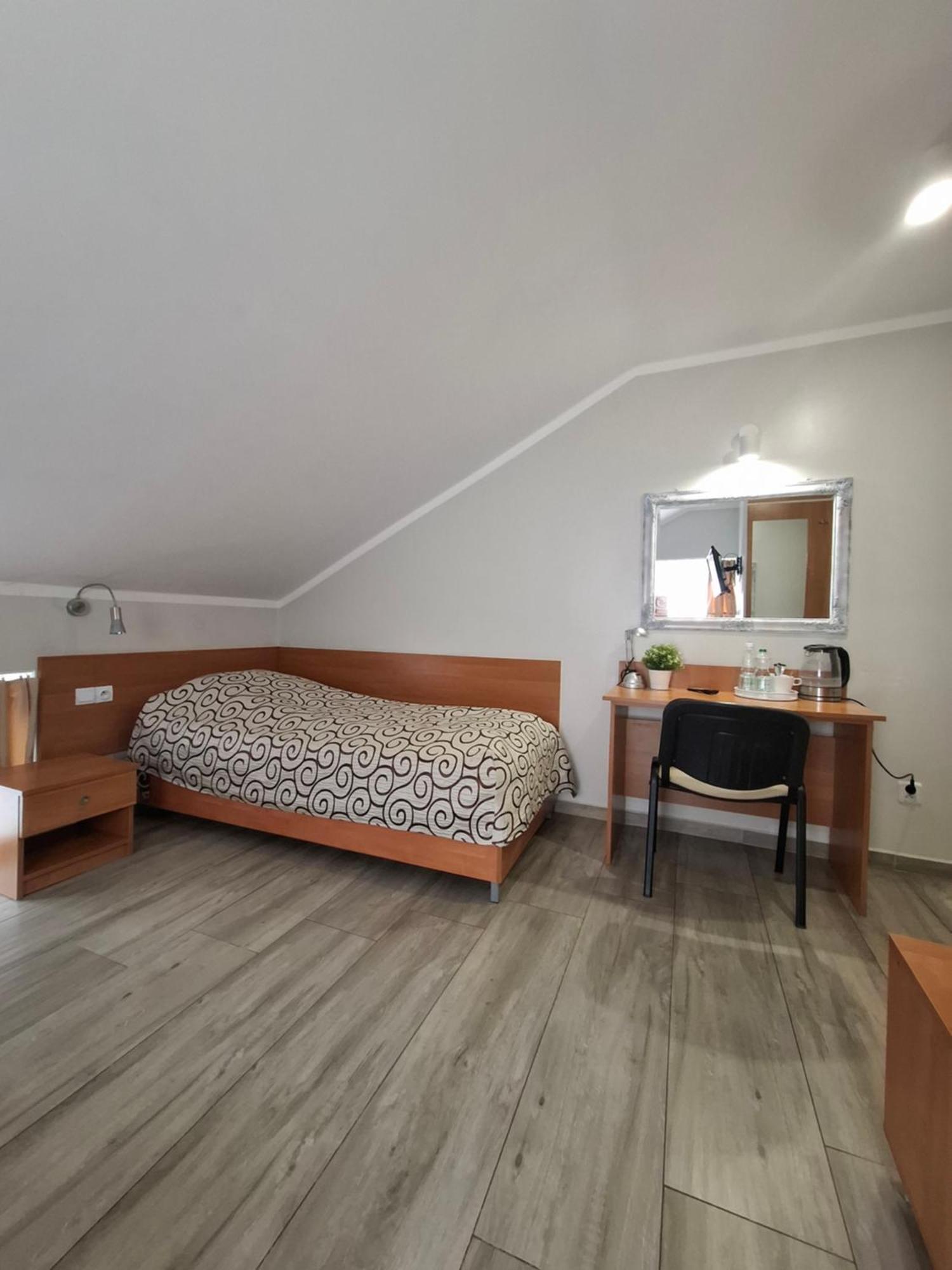 Willa-Restauracja Victoria Ostrowiec Świętokrzyski Esterno foto