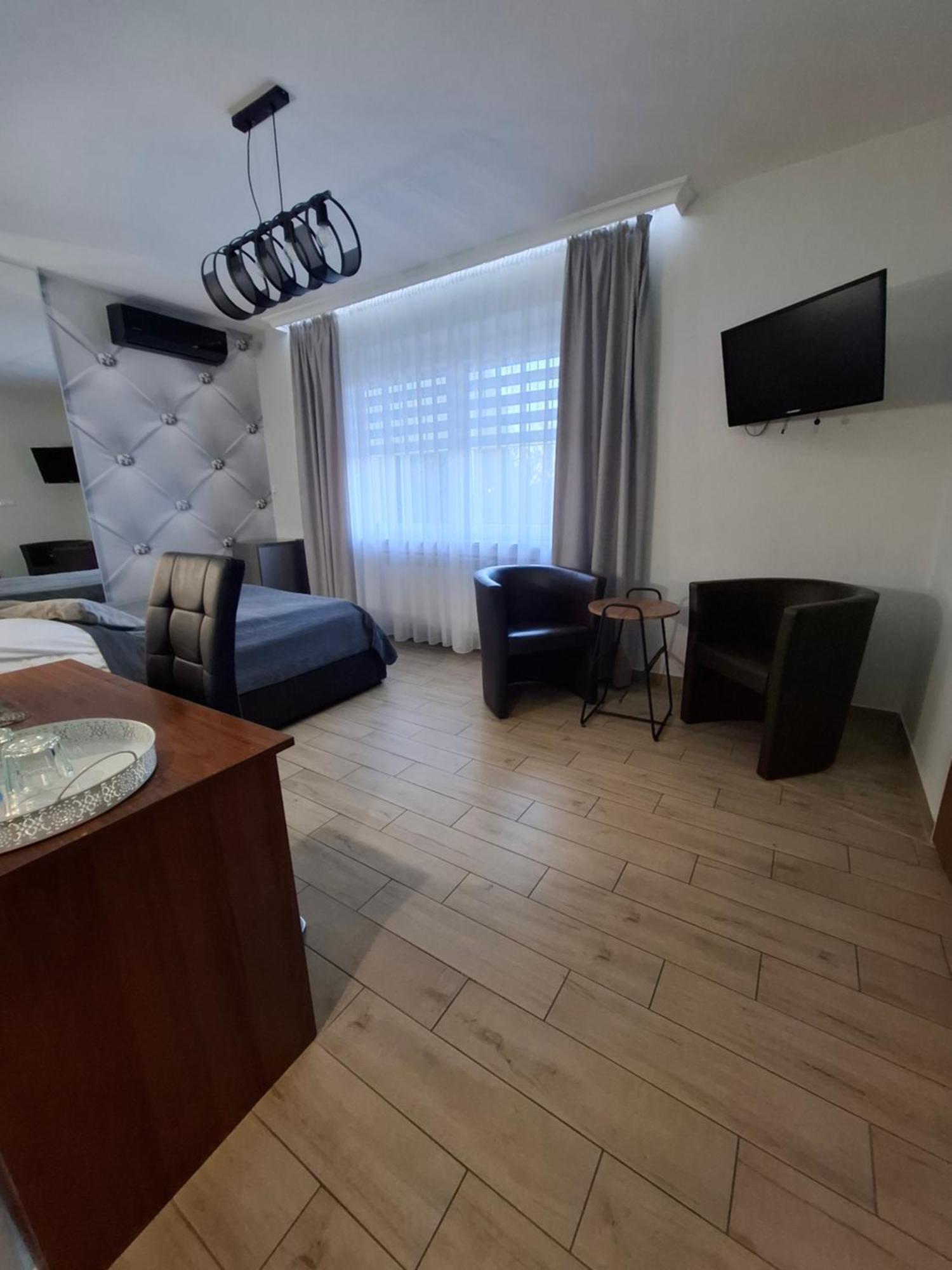 Willa-Restauracja Victoria Ostrowiec Świętokrzyski Esterno foto