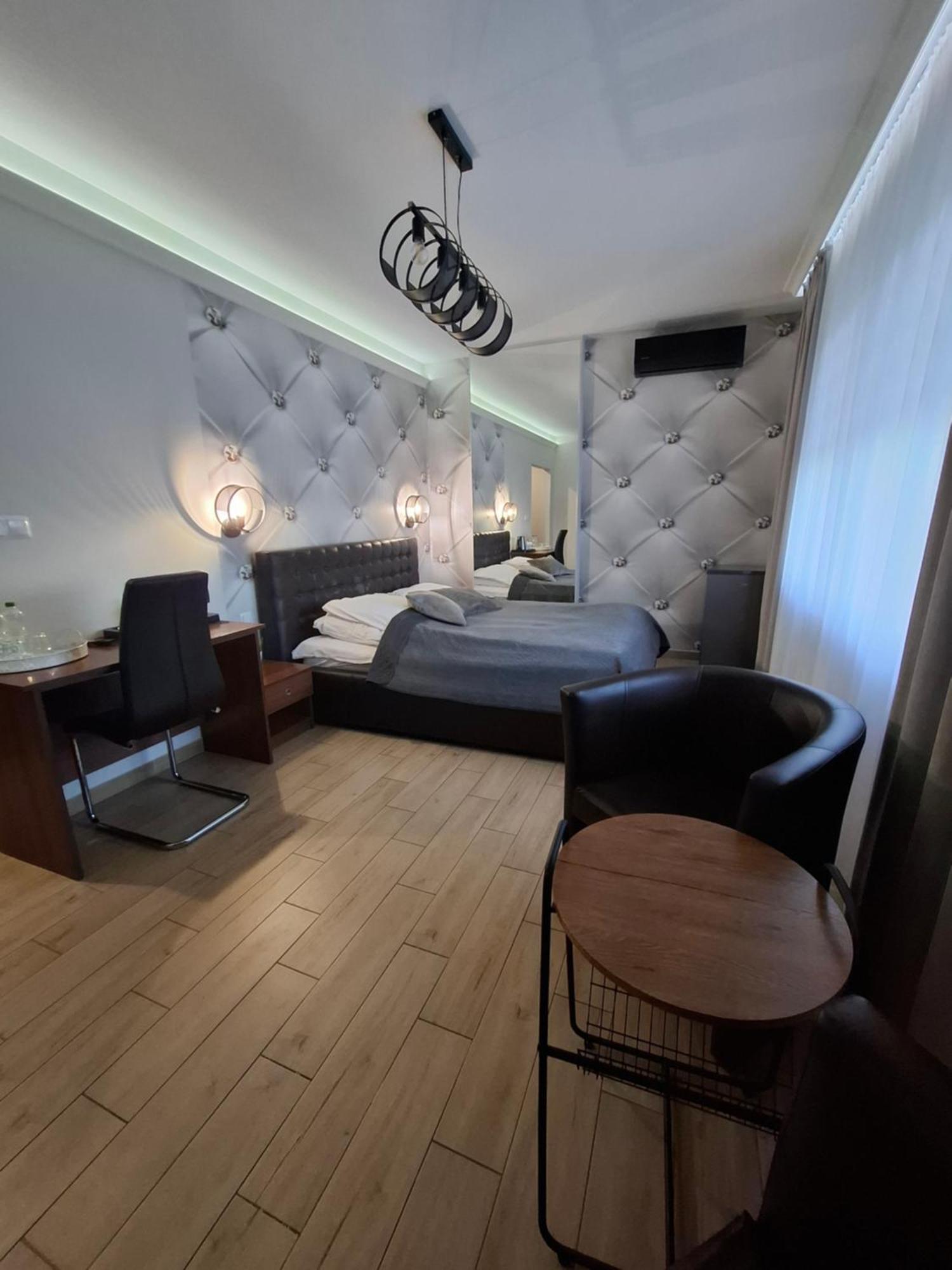 Willa-Restauracja Victoria Ostrowiec Świętokrzyski Esterno foto