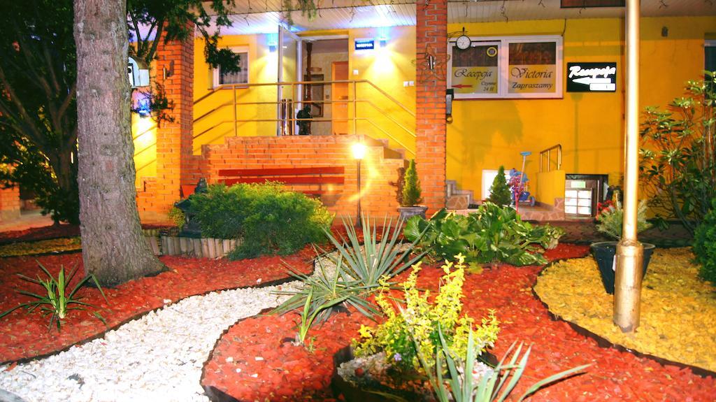 Willa-Restauracja Victoria Ostrowiec Świętokrzyski Esterno foto